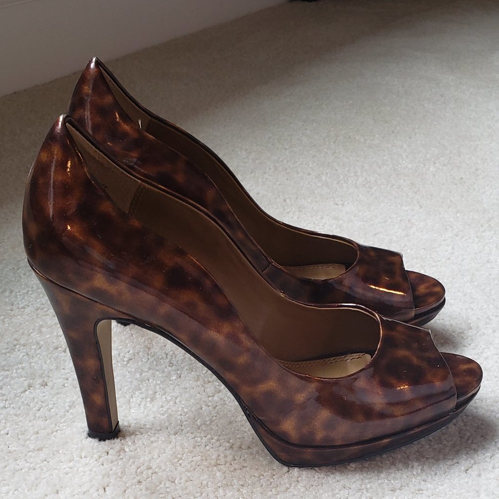 Tahari platform leopard print heel. Size 6.5
